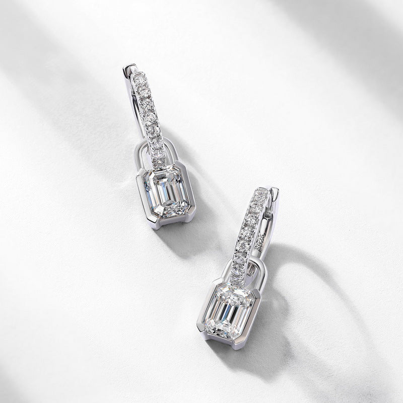 The new temperament is simple, mozzarella diamond ear buckles are fashionable and popular S925 sterling silver diamond-encrusted earrings for women's high-end sense